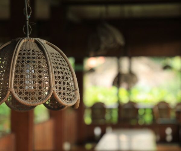 Lampes suspendues en rotin : naturel et design à la maison